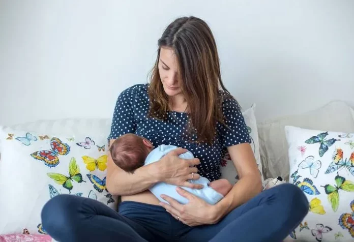Newborn Breastfeeding Positions: The Right way to Breastfeed Newborn Babies