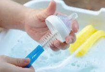 How to Clean Baby Milk Bottle Tips